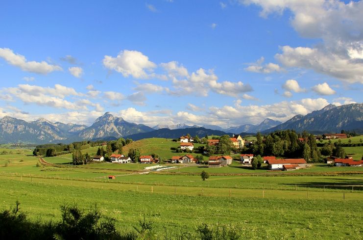 Nordansicht von Hopferau mit Blick auf die Berge