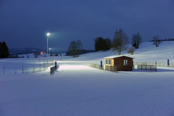 Perfekte Loipen im Langlaufstadion Isny mit Flutlicht