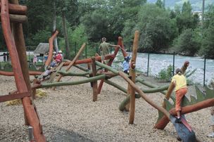 Der beliebte Drachenspielplatz liegt auf dem Familienwanderweg entlang der Ostrach.