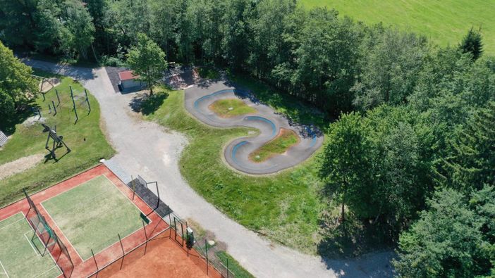 Pumptrack mit Tennisplatz und Multispielfeld