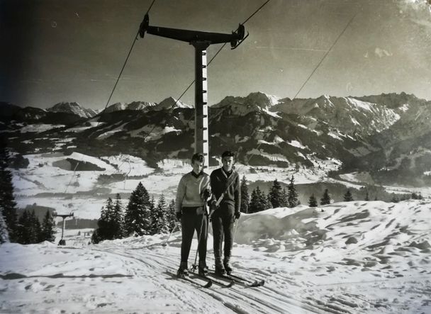 Zwei Freunde am Horngratschlepper Mitte 1960
