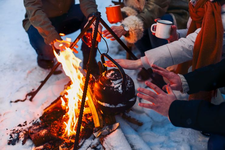 Wärmendes Lagerfeuer mit Suppe