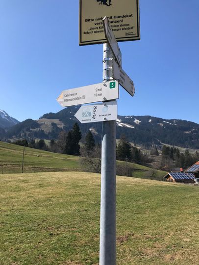 Wegweiser Richtung Spöckwiese und Obermaiselstein