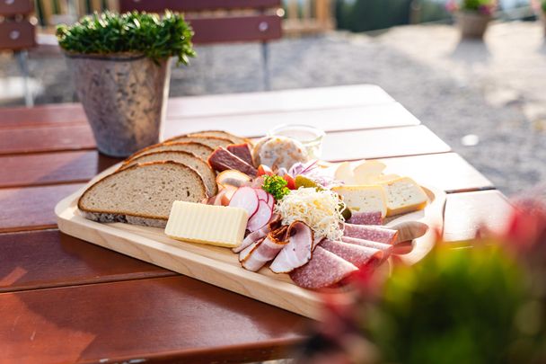 Leckere Brotzeit auf der Mittelalpe