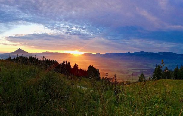 Sonnenaufgang über dem Oberallgäu an der Weltcup