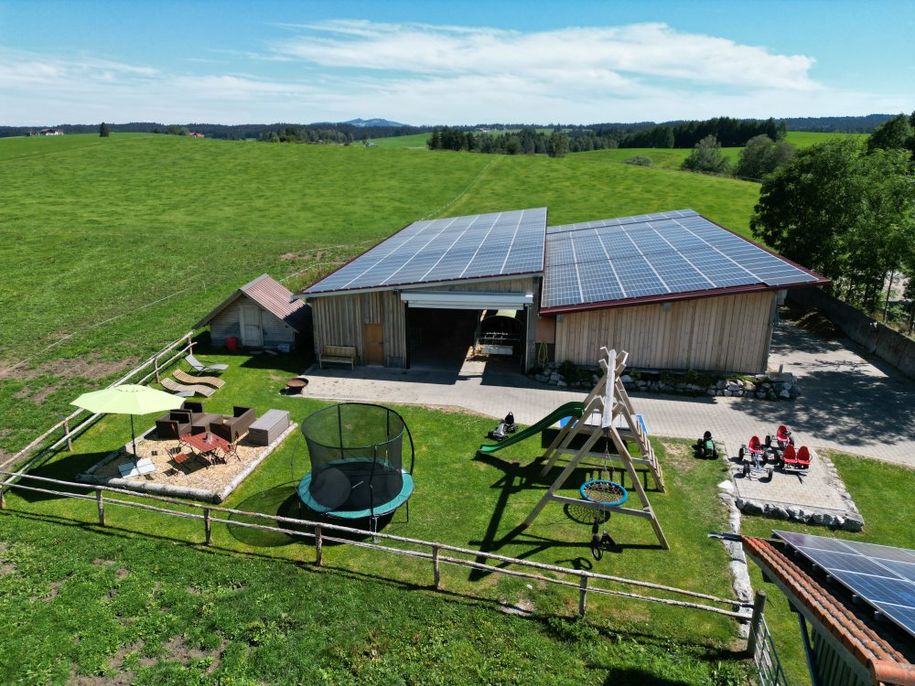 Kälberstall und Spielplatz