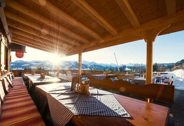 Gemütliche Terrasse an der Wurzelhütte