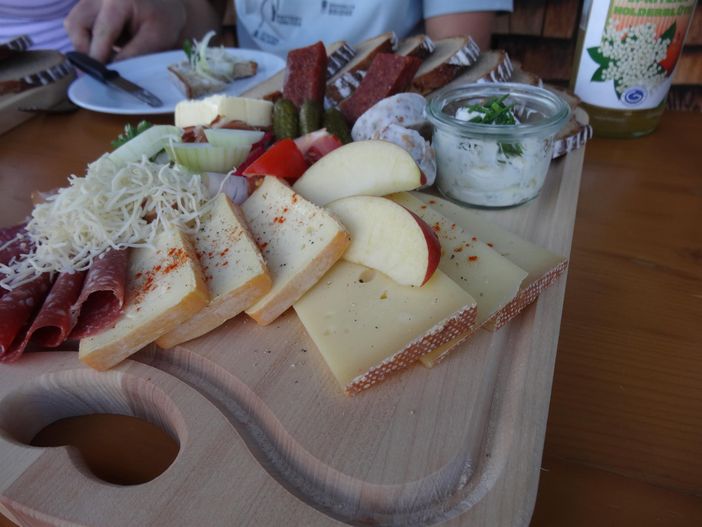 Leckere Brotzeit auf der Mittelalp bei Nadine