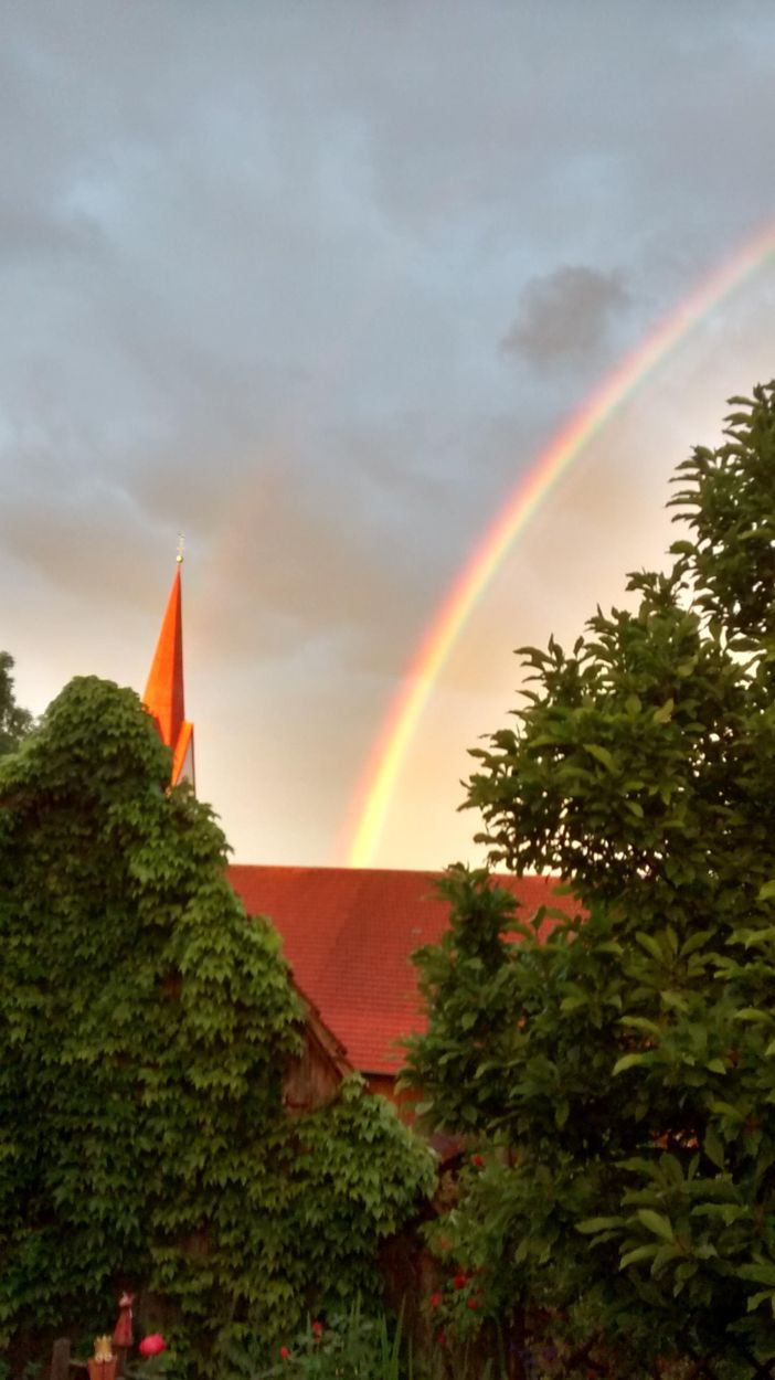 Regenbogen über der Kirche