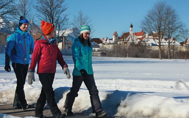 Winterwandern mit Blick auf Füssen