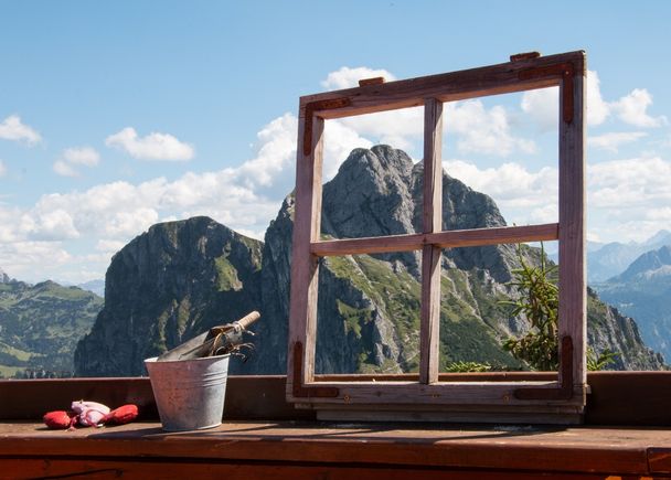 Den Ausblick von der Terrasse der Ostlerhütte genießen