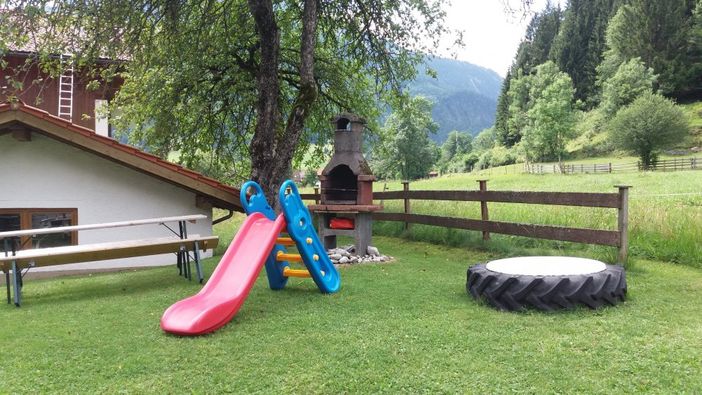 Spielplatz und Grill beim Haus