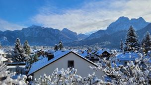 Blick auf Tegelberg und Säuling von der König-Ludwig-Promenade in Füssen im Allgäu