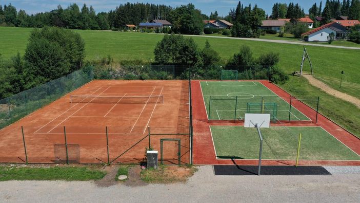 Tennisplatz und Multiballfeld