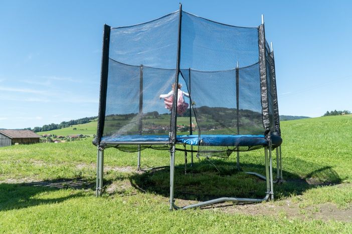 Trampolinspaß auf der Spielwiese