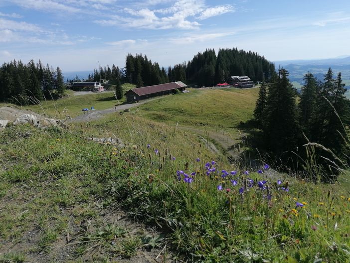 Blick auf die Alpspitzbahn und Sportheim Böck