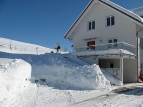 Hausansicht im Winter