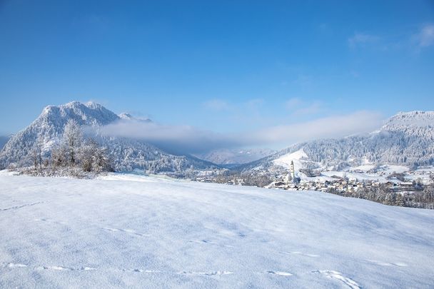 Blick auf das verschneite Pfrontener Tal