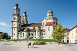 Hildegardplatz mit St. Lorenz Basilika im Hintergrund