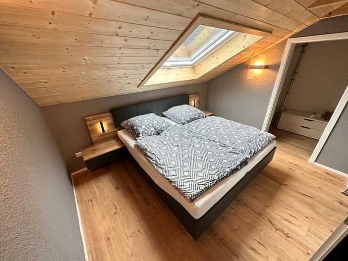 Schlafzimmer mit Ankleide DG