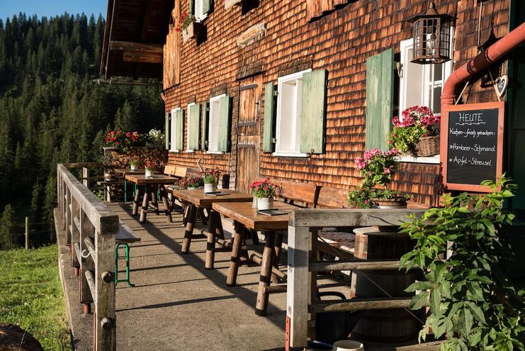 Gemütliche Sonnenterrasse auf der Freiburger Alpe