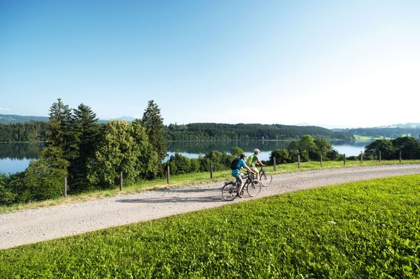 Pärchen beim Radfahren - Niedersonthofener See