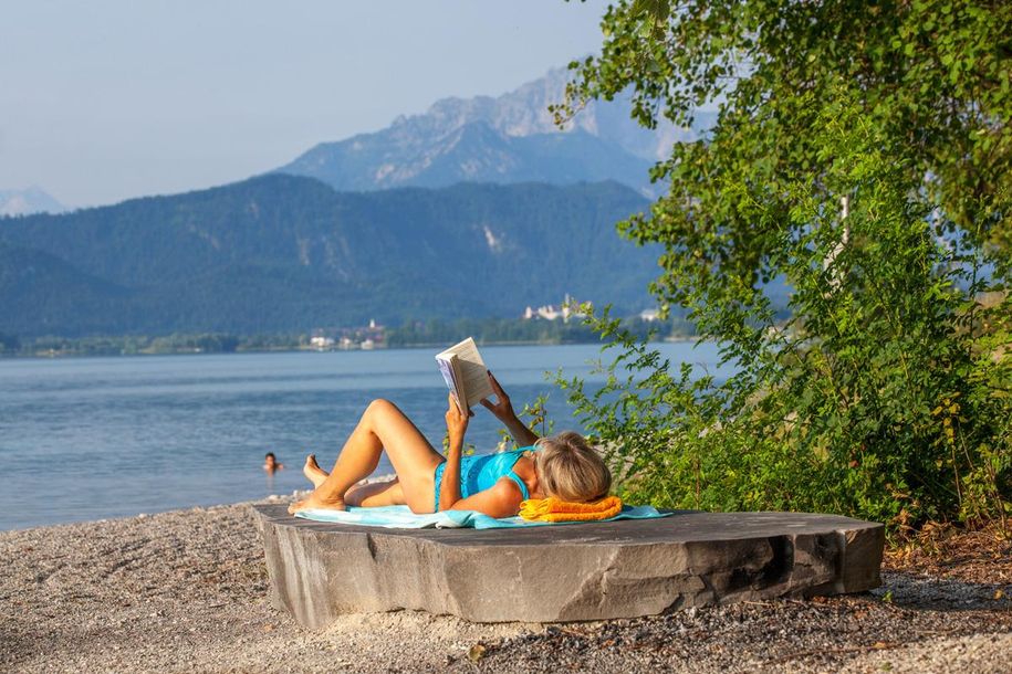 Ausspannen am Ufer vom Forggensee