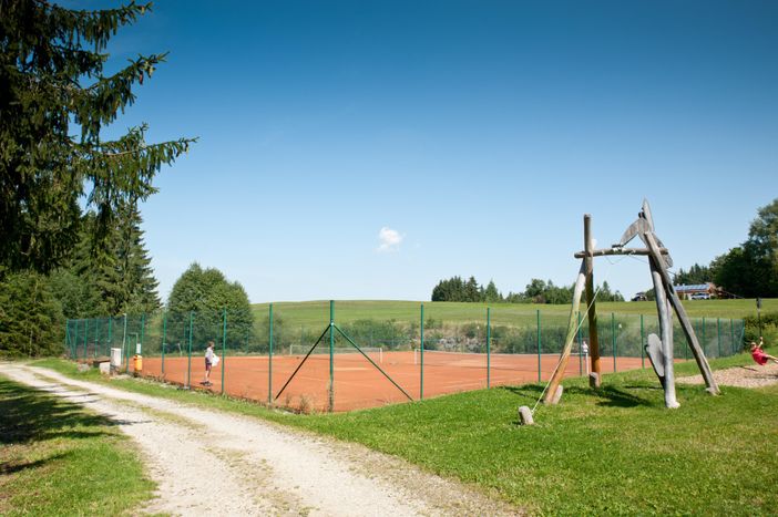 Spielplatz und Tennisplatz im Feriendorf