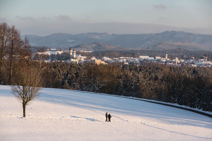 Isny_inmitten_der_Winterlandschaft_vor_der_Adelegg