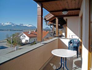 Balkon mit See/Bergblick