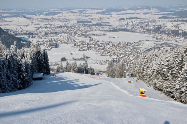 Blick auf Pfronten von der Piste des Skizentrums in Pfronten-Steinach