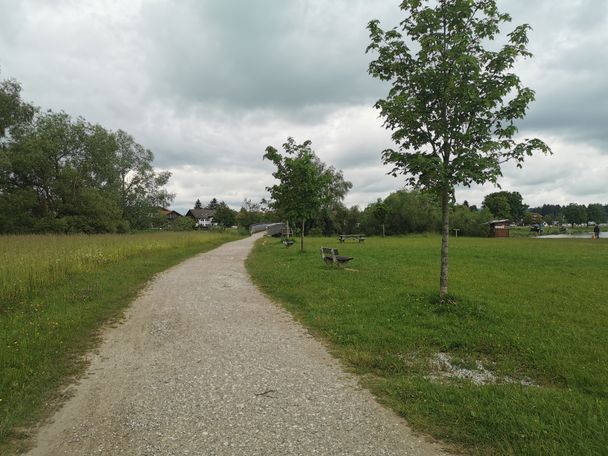 Uferweg am Forggensee in Brunnen mit Ruhebänken und Brücke