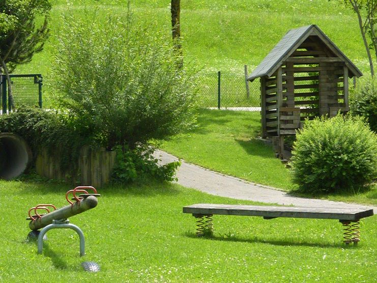 Der Spielplatz liegt direkt neben Alpenminigolf