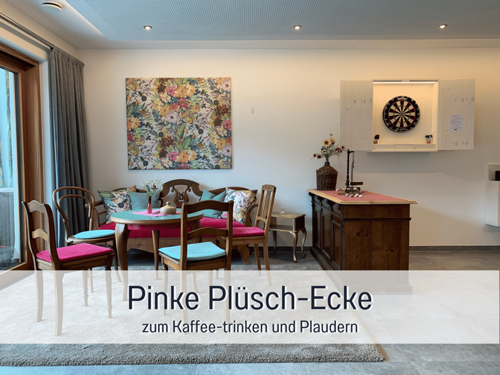 Pinke Plüsch-Ecke in der Lounge