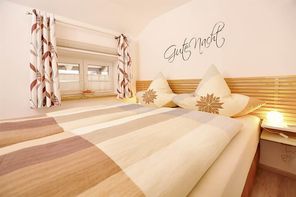 Schlafzimmer mit Boxspringbett