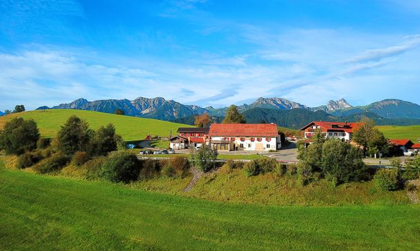 Die Sennerei Lehern inmitten der voralpenländischen Bergkulisse