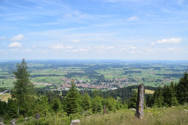 Ausblick auf Nesselwang vom Wanderweg zum Sportheim Böck