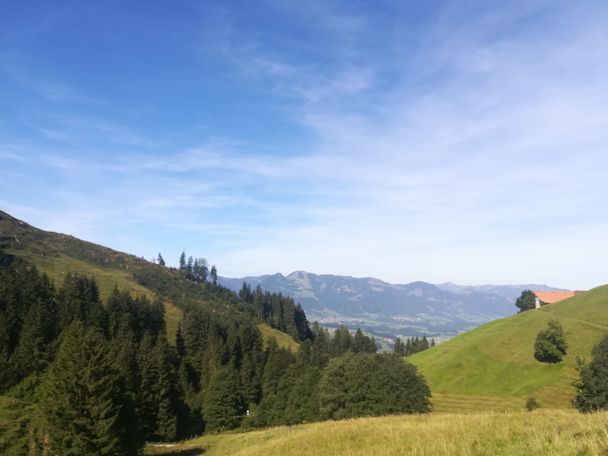 Blick auf die Allgäuer Bergwelt während der Wanderung