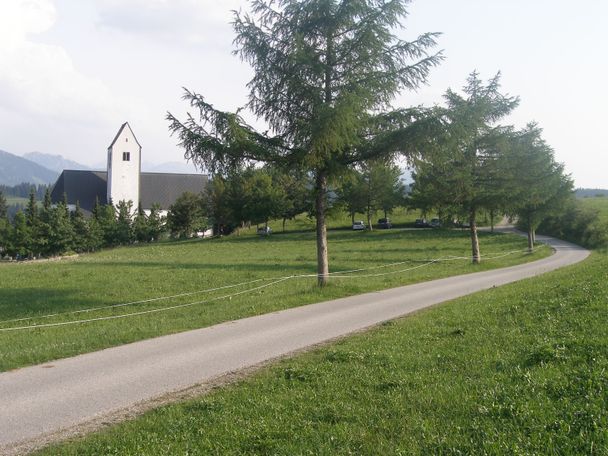 Am Anfang unserer Tour blicken wir auf St. Michael, die Kirche Mittelbergs.