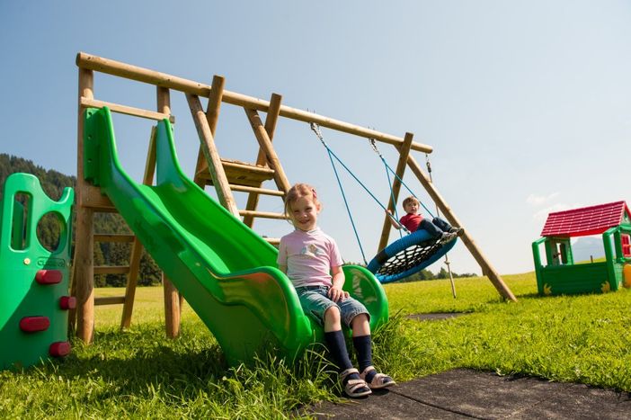 Spielplatz am Hof
großes Inground Trampolin