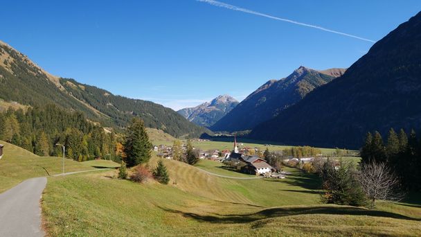 Blick auf Holzgau, im Vordergrund die Kirche