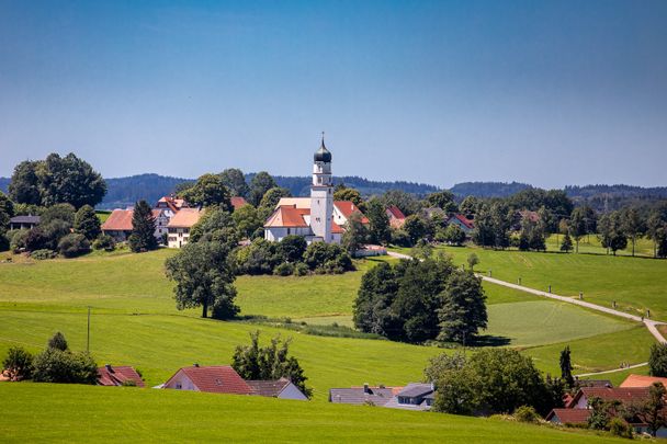 Blick auf Eintürnenberg mit der Wallfahrtskirche St. Martin