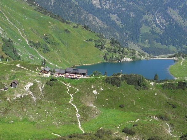 Blick zur Landsberger Hütte und Traualpsee