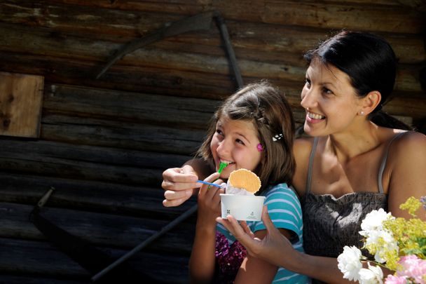 "Gutes vom Dorf"-Eis essen im Ofterschwanger Eisladen