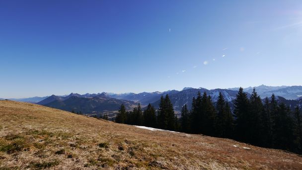 Der Ausblick vom Wertacher Hörnle in die umliegende Bergwelt