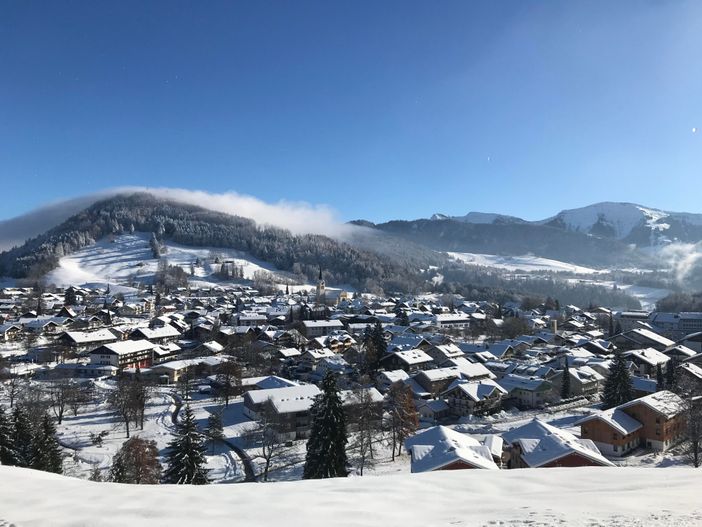 Panoramablick auf Oberstaufen im Winter