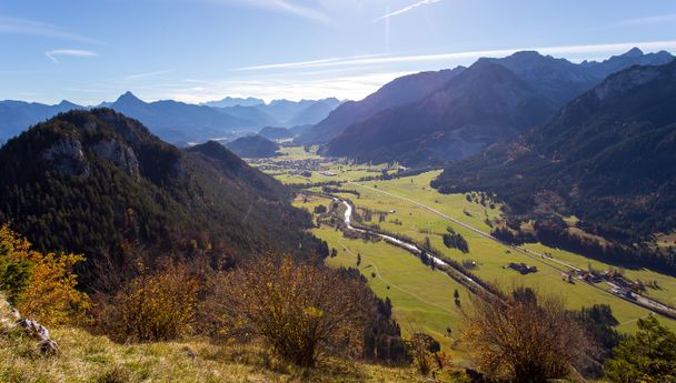 Blick in Richtung Vils unterhalb der Ruine Falkenstein