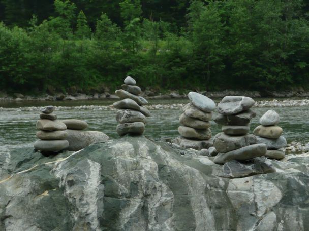 Steinmännchen bauen an der Iller