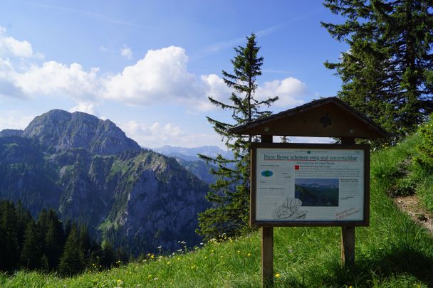 Blick in die Berge, mit Beschreibungstafel