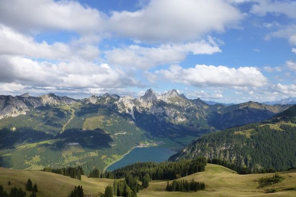 Blick auf den Haldensee mit den Tannheimer Bergen von der Sulzspitze